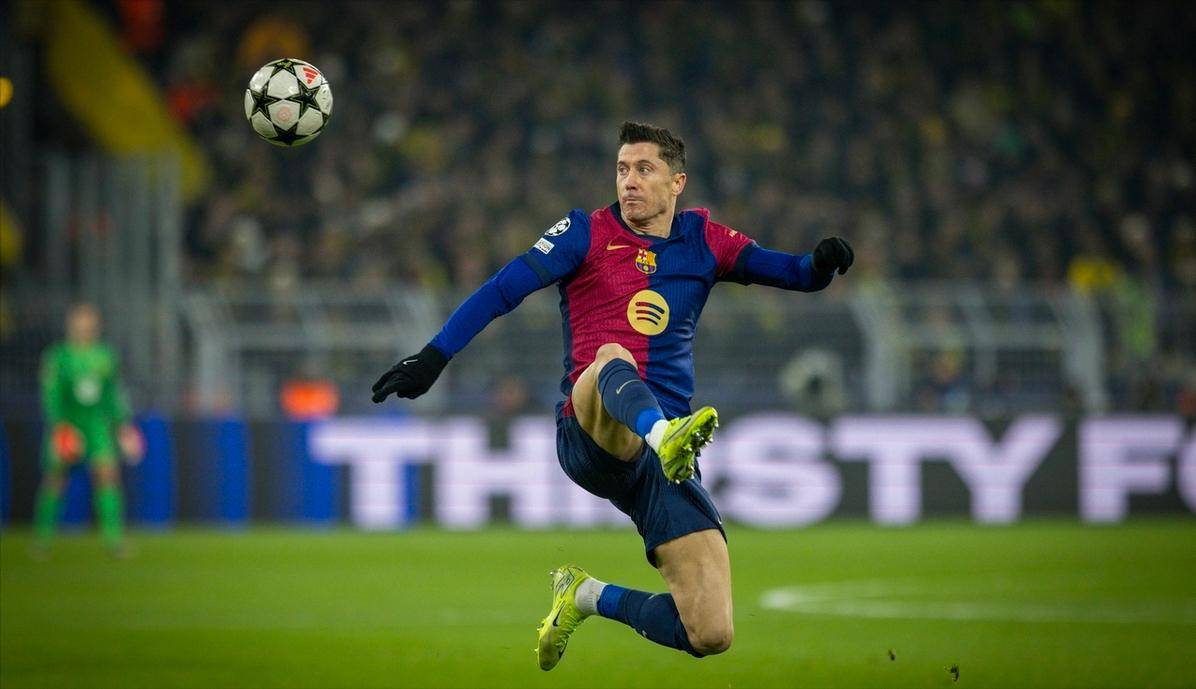 莱万多夫斯基迎来三赛季高光表现，RNG球迷沸腾！