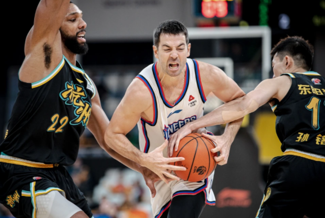 Ning巅峰对决，Rookie与90激战雄鹿分钟，关键助攻胜负难料！